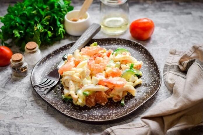 salat_s_kalmarami_i_semgoi-613371 салат с кальмарами и семгой